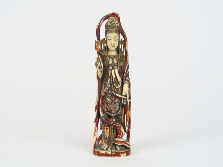 Okimono en ivoire marin représentant Kanon tenant une fleur de lotus. 