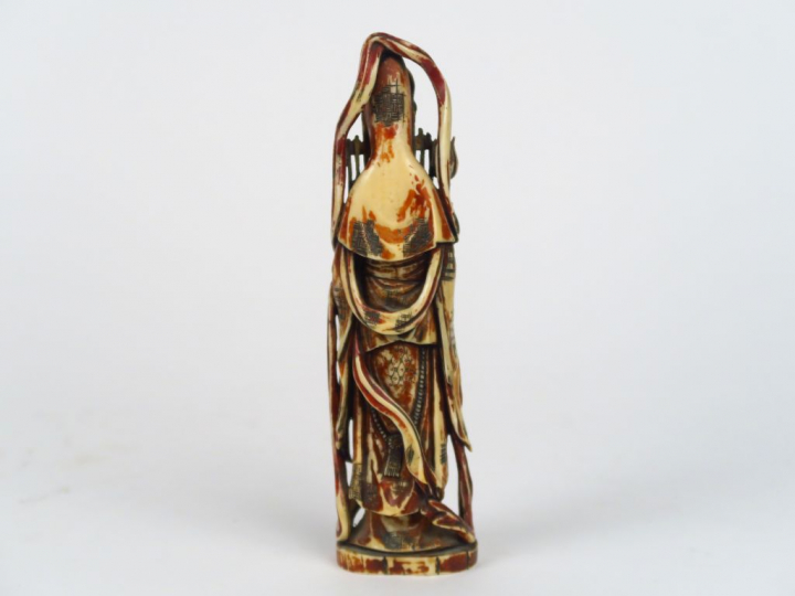 Okimono en ivoire marin représentant Kanon tenant une fleur de lotus. 