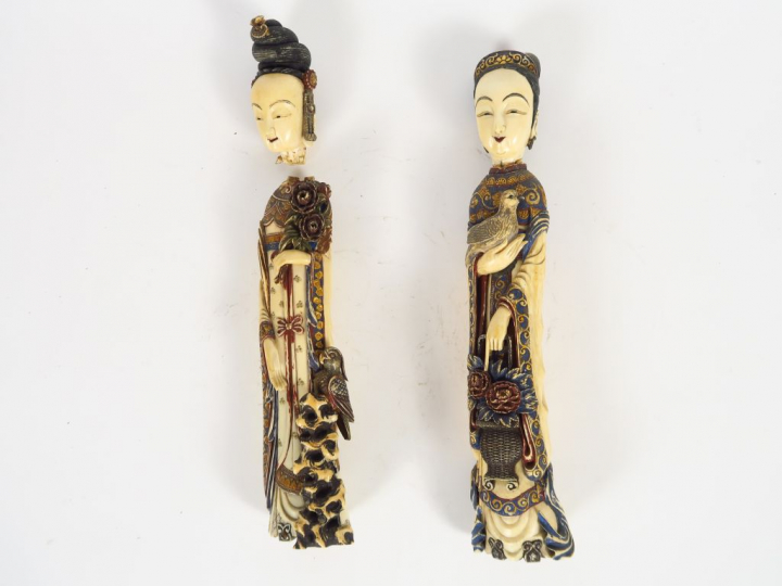 Deux statuettes en ivoire polychrome, à décor de jeune femme au panier