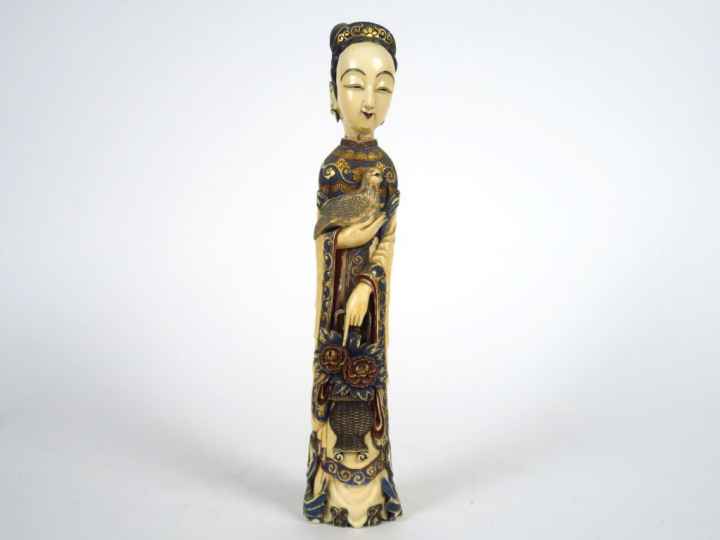 Deux statuettes en ivoire polychrome, à décor de jeune femme au panier