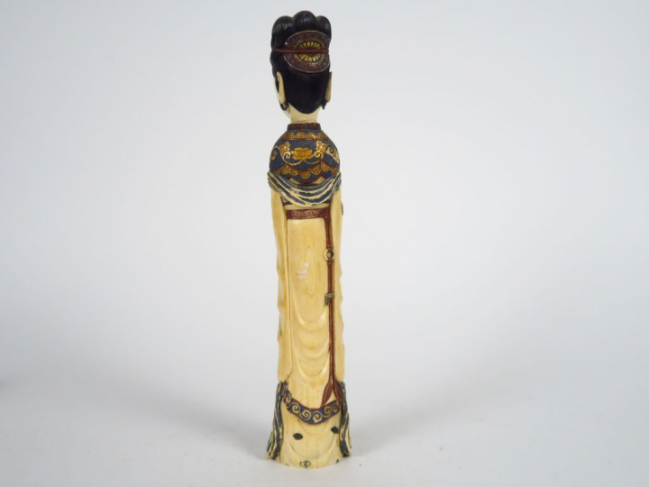 Deux statuettes en ivoire polychrome, à décor de jeune femme au panier