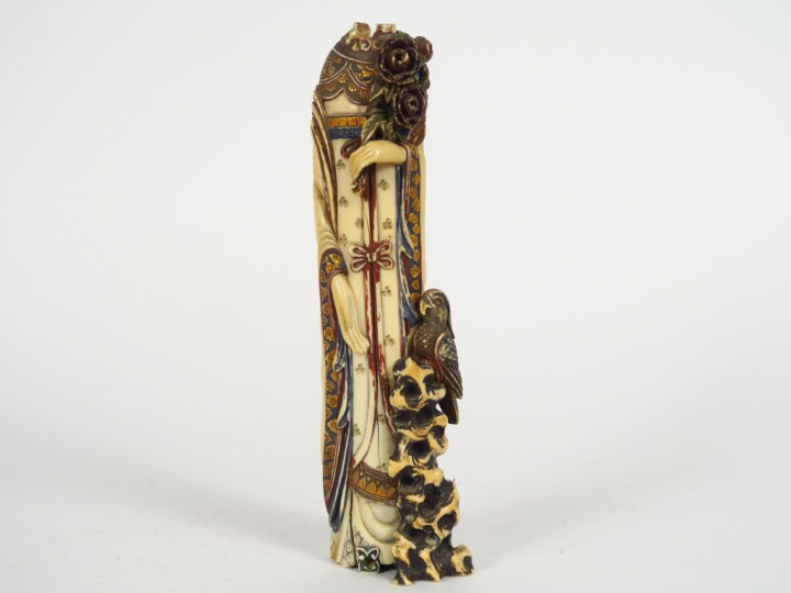 Deux statuettes en ivoire polychrome, à décor de jeune femme au panier