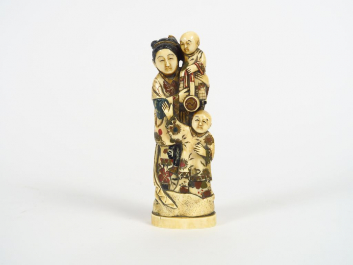 Okimono en ivoire marin polychrome représentant une jeune femme et ses