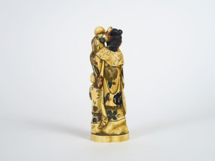 Okimono en ivoire marin polychrome représentant une jeune femme et ses