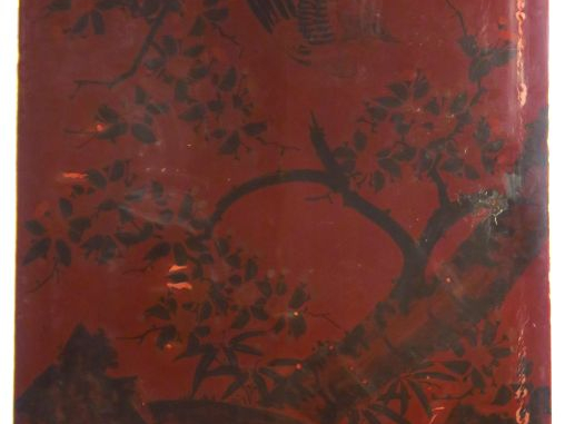Deux panneaux en laque et os à décor de fleurs encadrant deux médaillo