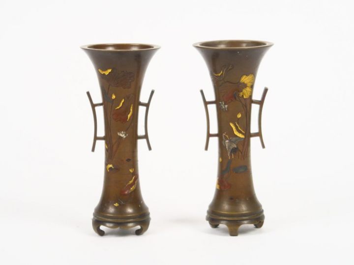 Paire de petits vases cornet en bronze à patine médaille avec un décor