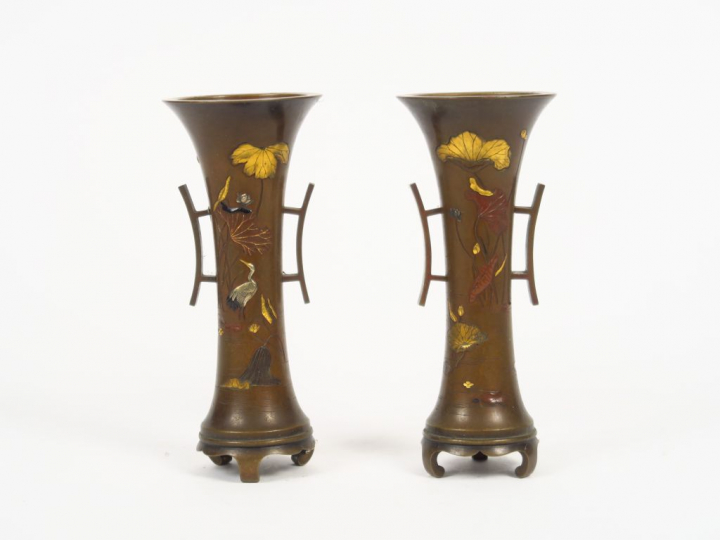 Paire de petits vases cornet en bronze à patine médaille avec un décor