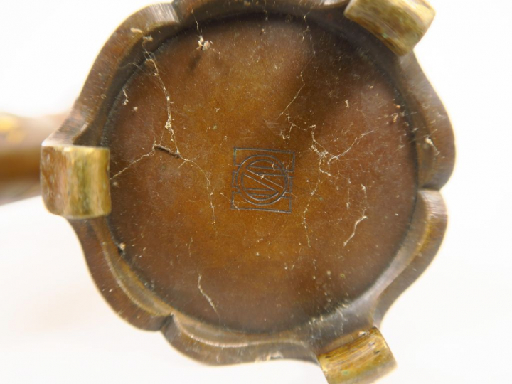 Paire de petits vases cornet en bronze à patine médaille avec un décor