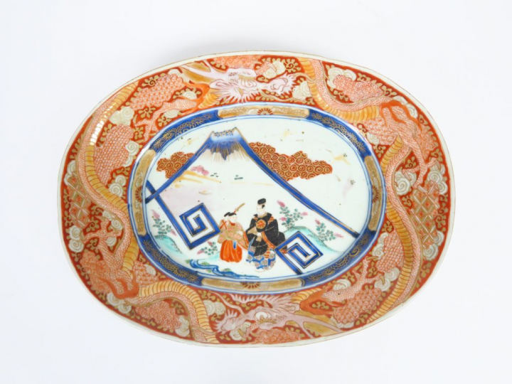 Plat de forme ovale en porcelaine d'Imari, à décor de Daimyō et du Mon
