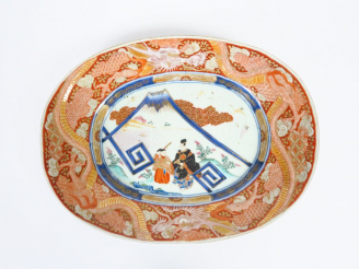 Vente aux enchères Plat de forme ovale en porcelaine d'Imari, à décor de Daimyō et du Mon