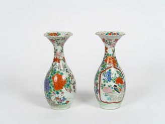 Vente aux enchères Paire de petits vases à col festonné en porcelaine d'Imari, à décor po