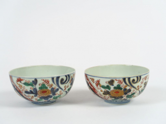 Vente aux enchères Deux coupes en porcelaine d'Imari formant pendant à décor disposé de f