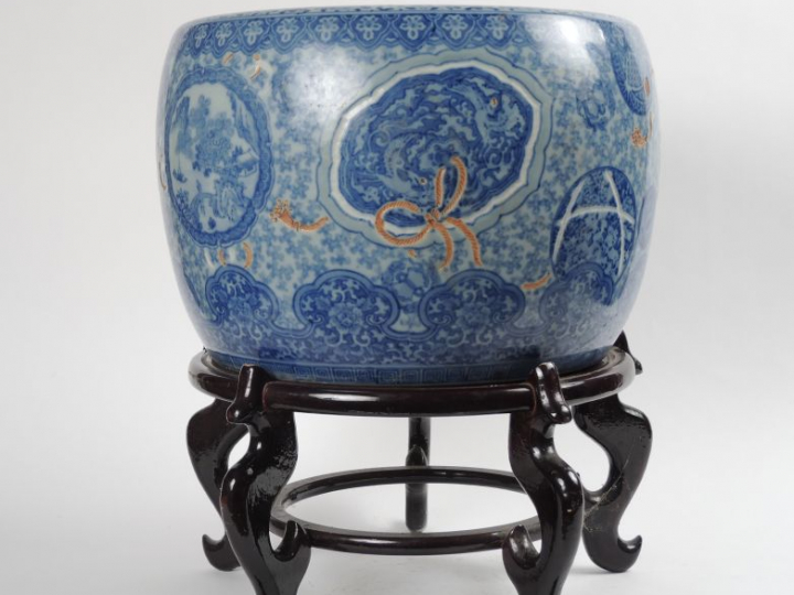 Vasque 'Hibachi' en porcelaine blanc bleu. Japon Arita XIXème