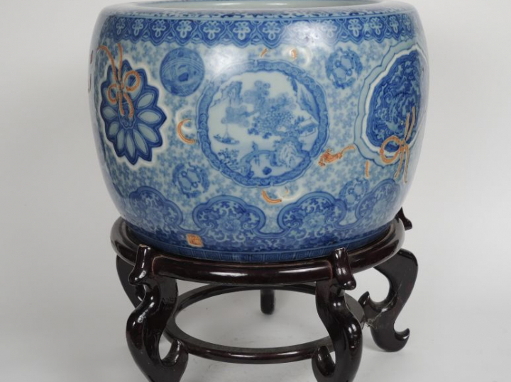Vasque 'Hibachi' en porcelaine blanc bleu. Japon Arita XIXème