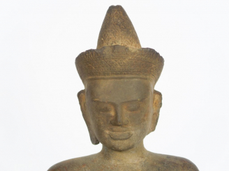Vente aux enchères Torse de vishnu en grès. Khmer, style d'Angkor, vat. XIIIème .  H. 42,