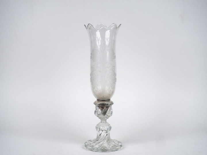 BACCARAT. Photophore en cristal à décor gravé de rinceaux feuillagés e