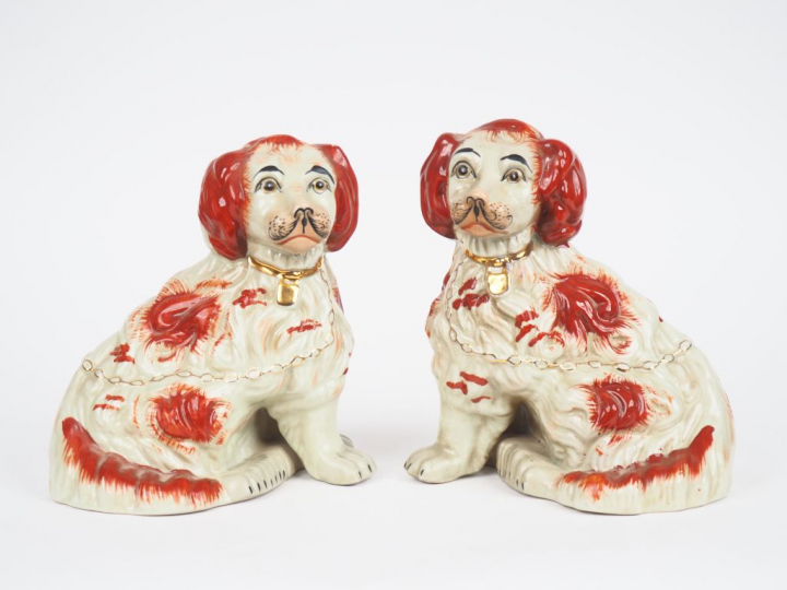 Paire de sujets en céramique anglaise polychrome et dorée, "chiens de 