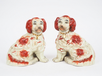 Vente aux enchères Paire de sujets en céramique anglaise polychrome et dorée, "chiens de 