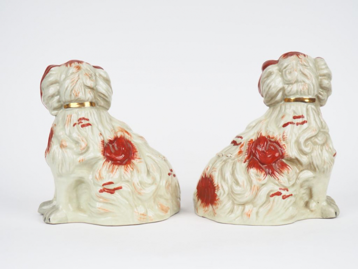 Paire de sujets en céramique anglaise polychrome et dorée, "chiens de 
