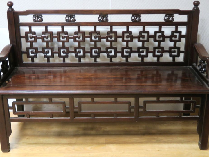Banc en bois de rose, dossier ajouré à décor de grecques et de dragons