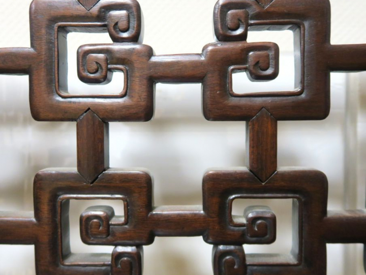 Banc en bois de rose, dossier ajouré à décor de grecques et de dragons