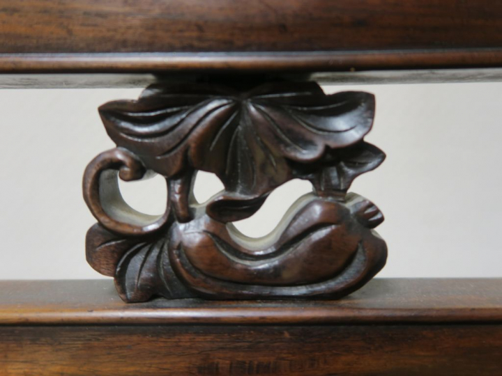 Banc en bois de rose, dossier ajouré à décor de grecques et de dragons