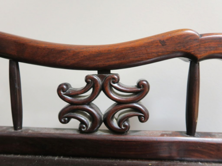 Banc en bois de rose, dossier ajouré à décor de grecques et de dragons