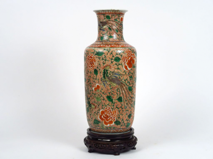 Vase rouleau en porcelaine, émaux famille verte à décor d'oiseaux fora