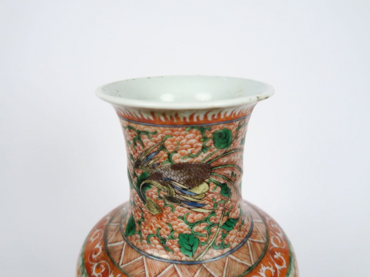 Vase rouleau en porcelaine, émaux famille verte à décor d'oiseaux fora