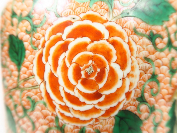 Vase rouleau en porcelaine, émaux famille verte à décor d'oiseaux fora