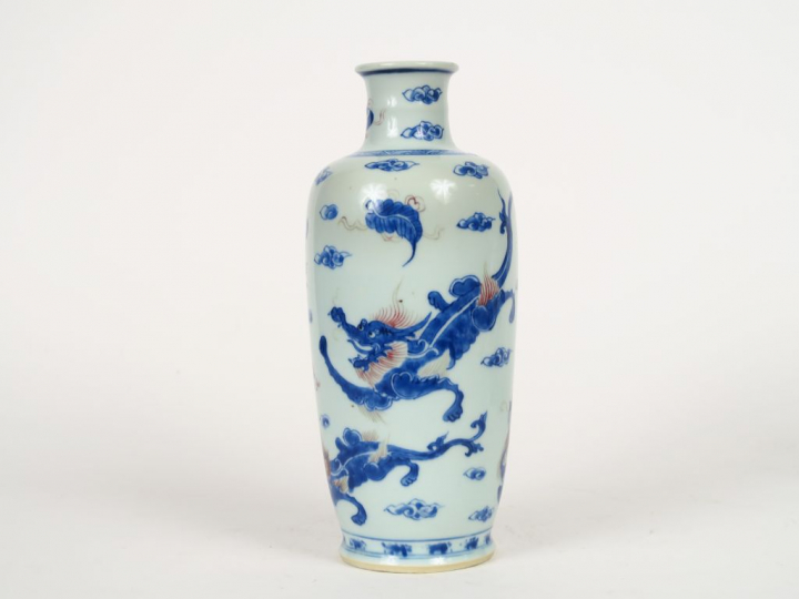 Vase rouleau en porcelaine de Chine décor de chien de fo et phoénix, r