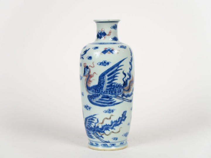 Vase rouleau en porcelaine de Chine décor de chien de fo et phoénix, r