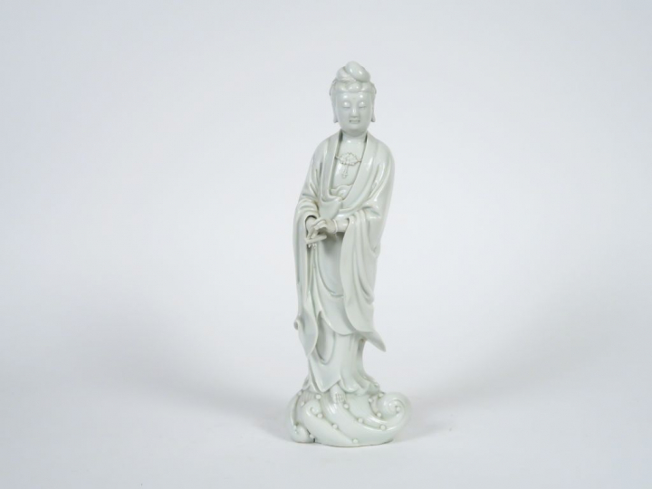 Statuette en émail blanc de Chine représentant une divinité féminine d