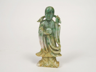 Vente aux enchères Statuette en jade de Birmanie représentant un moine tenant une coupe. 