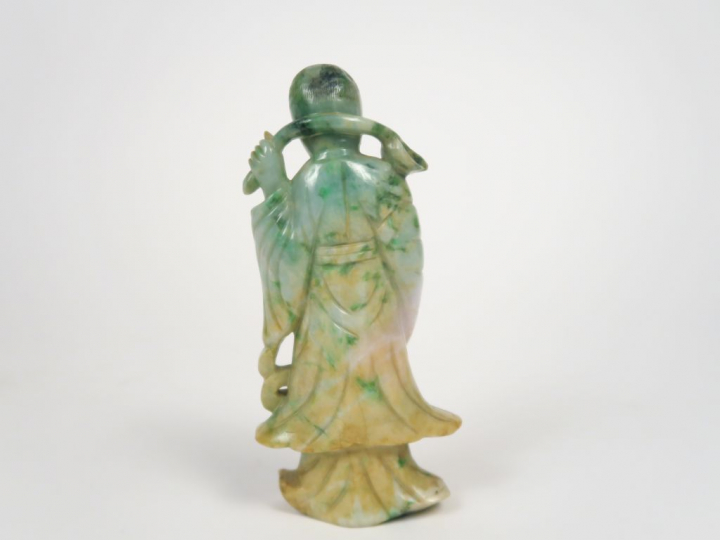 Statuette en jade de Birmanie représentant un moine tenant une coupe. 