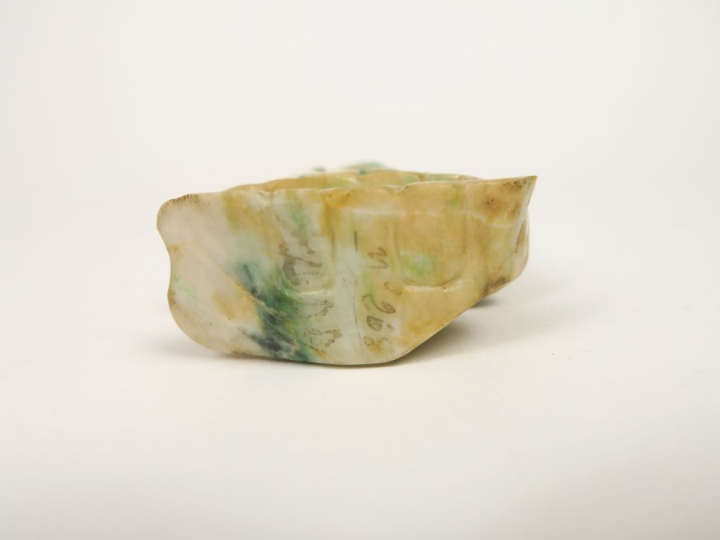 Statuette en jade de Birmanie représentant un moine tenant une coupe. 