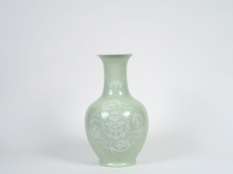 Vente aux enchères Vase balustre en porcelaine et émail céladon, à décor en relief émaill