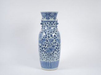Vente aux enchères Vase balustre en porcelaine bleu blanc, à décor de faisans parmi des p