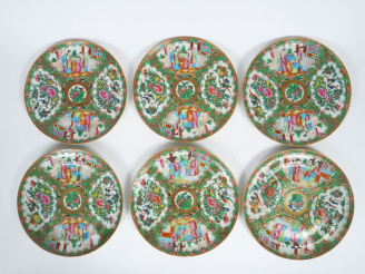Vente aux enchères Ensemble de 13 assiettes en porcelaine de Canton,  décor divers de scè