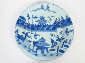 Vente aux enchères Plat en porcelaine blanche à décor en bleu sous couverte d'une cité fo