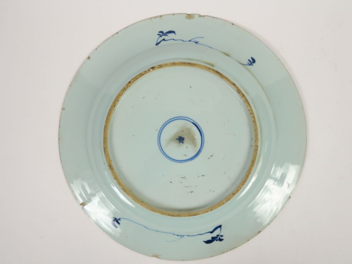 Plat en porcelaine blanche à décor en bleu sous couverte d'une cité fo
