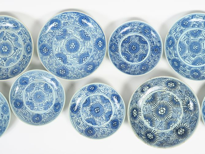 Ensemble de 17 coupes et assiettes creuses en porcelaine bleu blanc, à