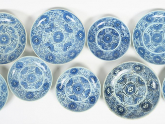 Vente aux enchères Ensemble de 17 coupes et assiettes creuses en porcelaine bleu blanc, à