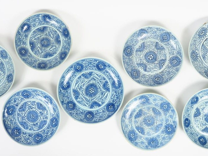 Ensemble de 17 coupes et assiettes creuses en porcelaine bleu blanc, à