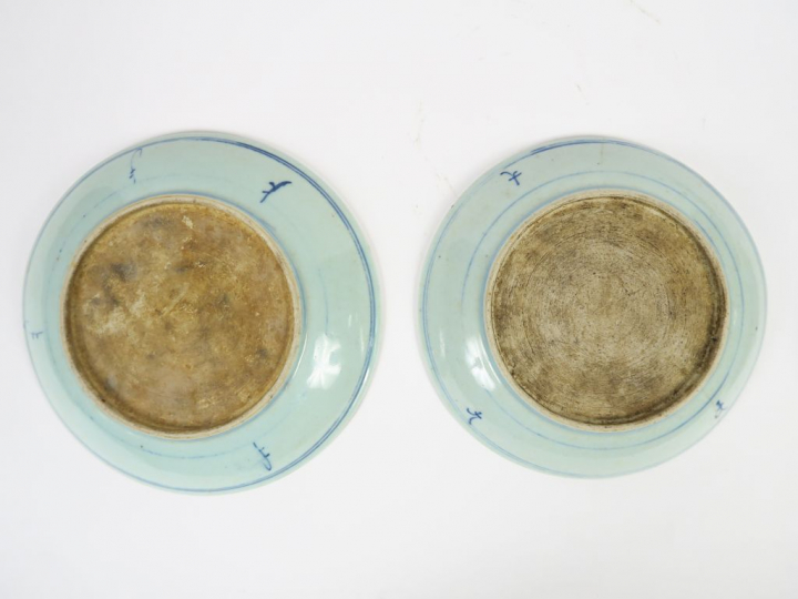 Ensemble de 17 coupes et assiettes creuses en porcelaine bleu blanc, à