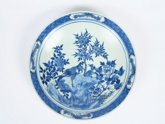 Vente aux enchères Grand plat en porcelaine bleu blanc, à décor d'un couple d'oiseaux per
