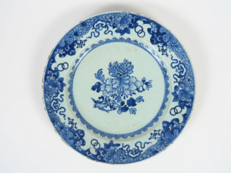Vente aux enchères Petit plat en porcelaine bleu blanc de commande, à décor de fleurs et 
