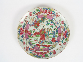 Vente aux enchères Plat en porcelaine dans le goût de la famille rose, à décor de scène, 
