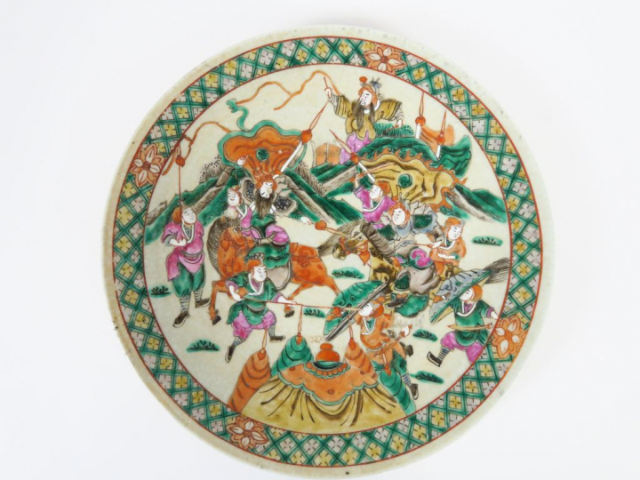 Plat en porcelaine de Nankin, à décor polychrome sur fond beige de scè