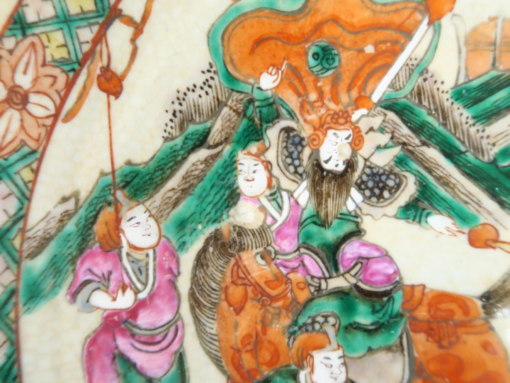 Plat en porcelaine de Nankin, à décor polychrome sur fond beige de scè